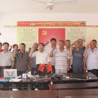 【朱君快讯】  庆祝建党96周年 “迎7.1把爱送到群众心中”               朱君村全体党员重温入党誓词蓝丝带爱心传递工程正式启动